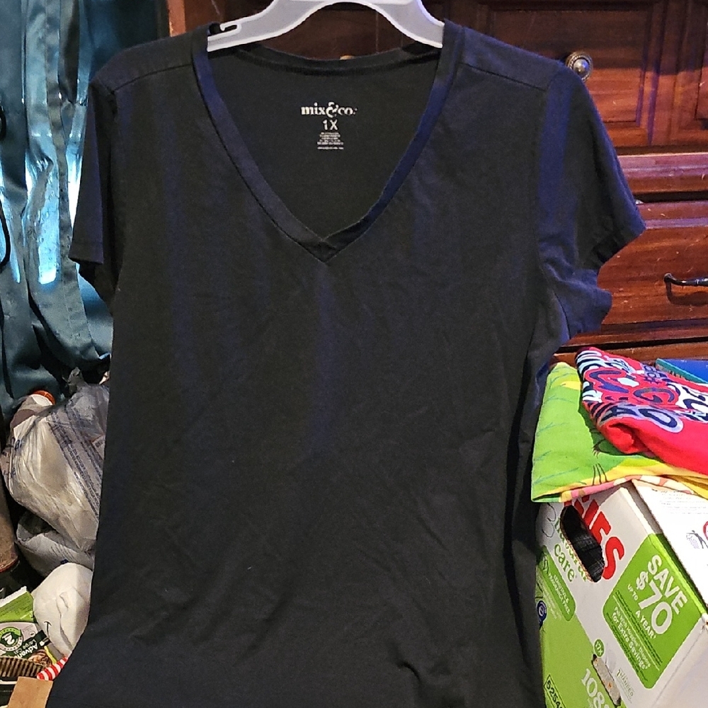 !!.             Women's 1X Black V-Neck Top.            Tote 3W